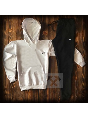 Бело-черный спортивный костюм Nike